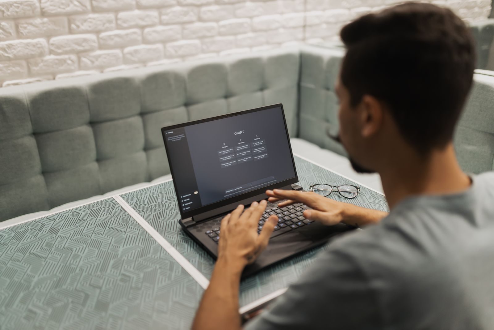 Profissionais trabalhando com notebooks em um escritório