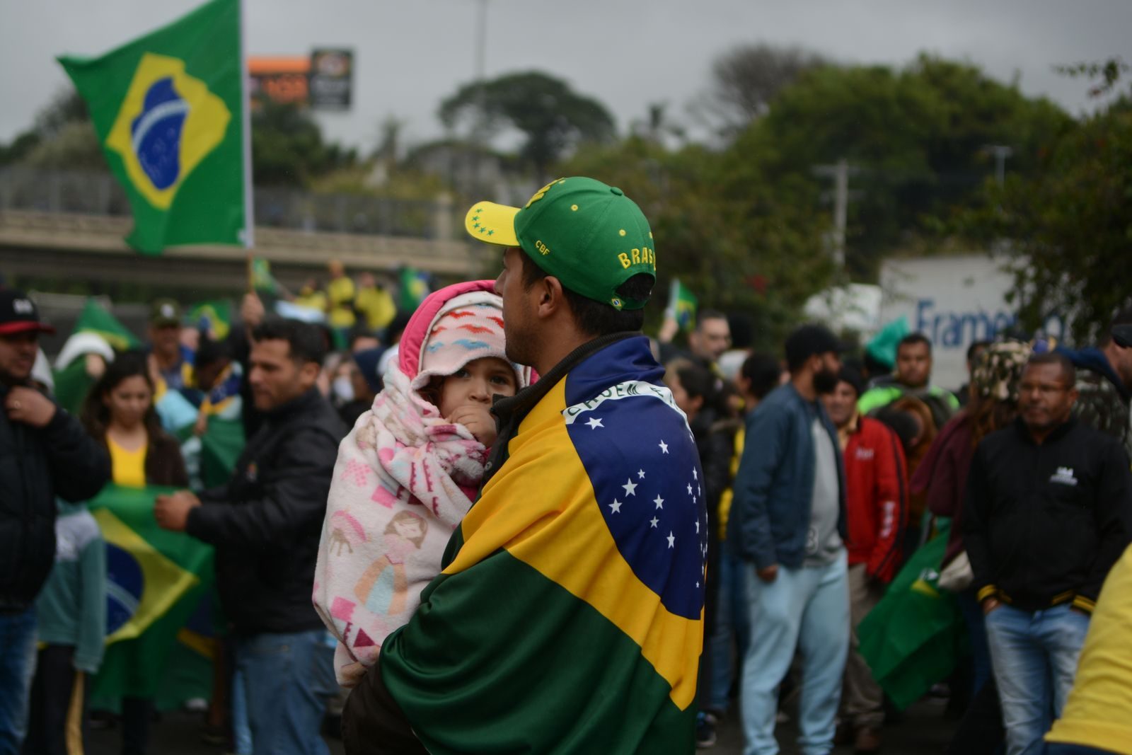 Ato de campanha eleitoral no Brasil, com bandeiras de partidos políticos