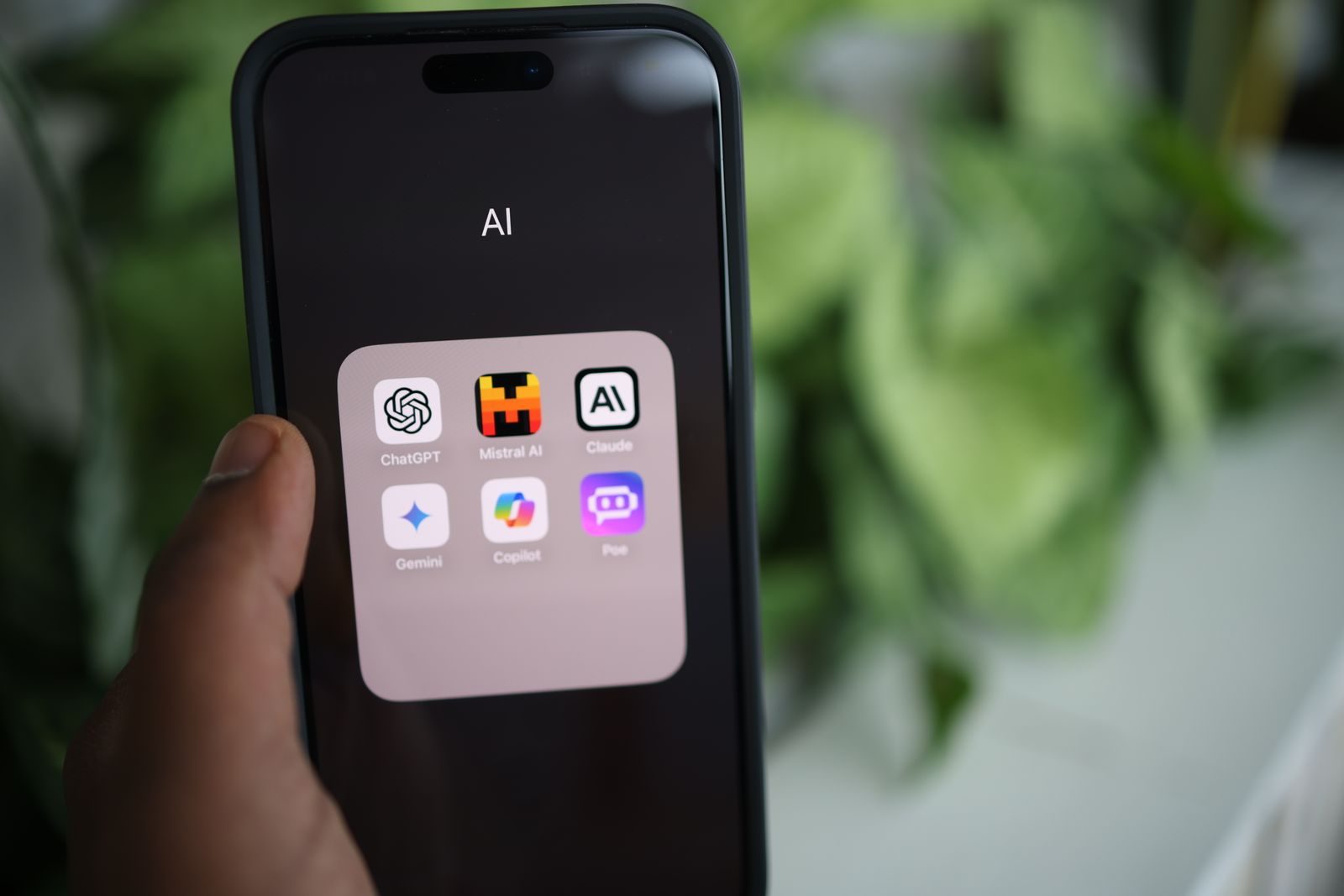 Pessoa usando assistente de inteligência artificial em um smartphone