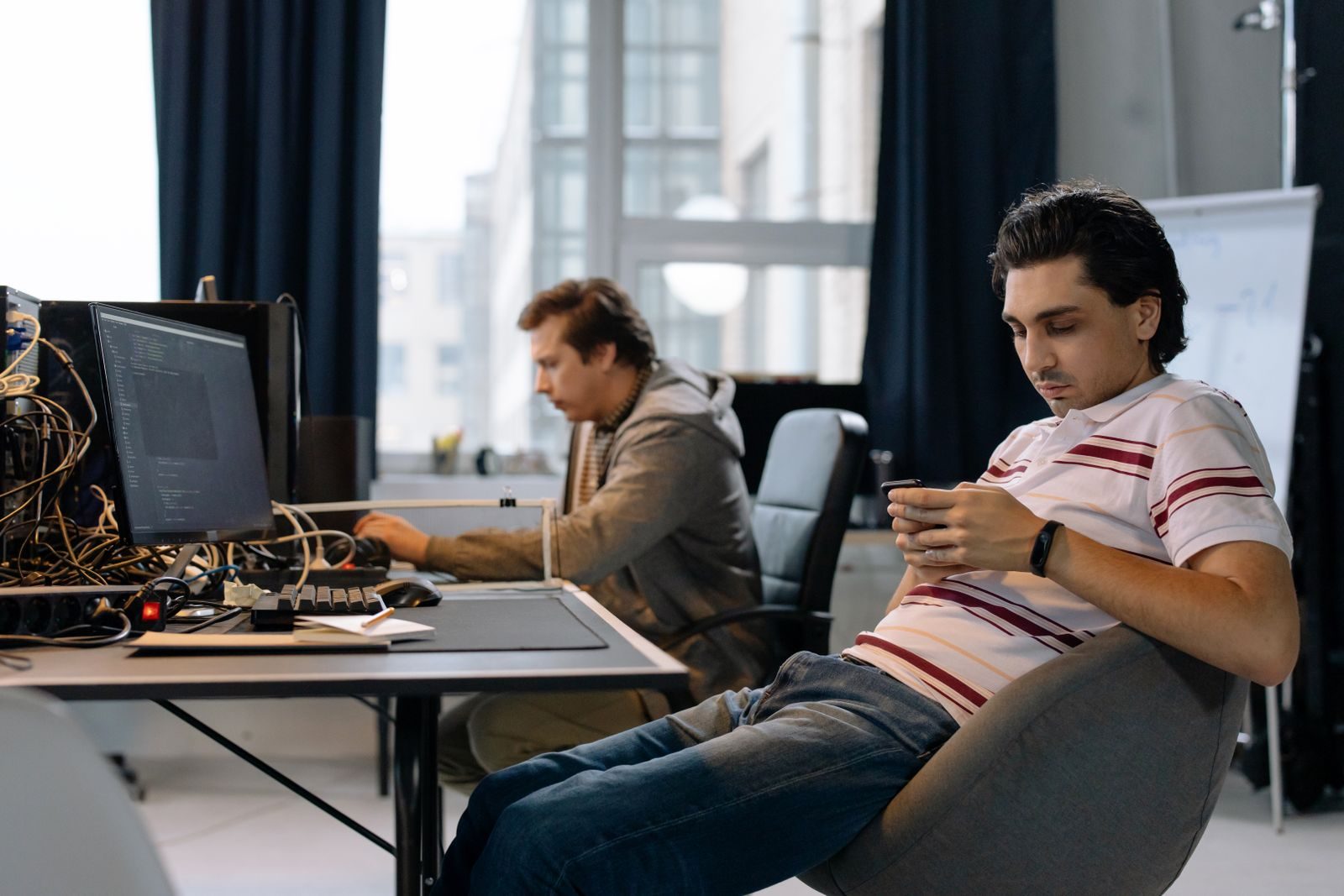 Equipe de desenvolvedores de software trabalhando em escritório de tecnologia