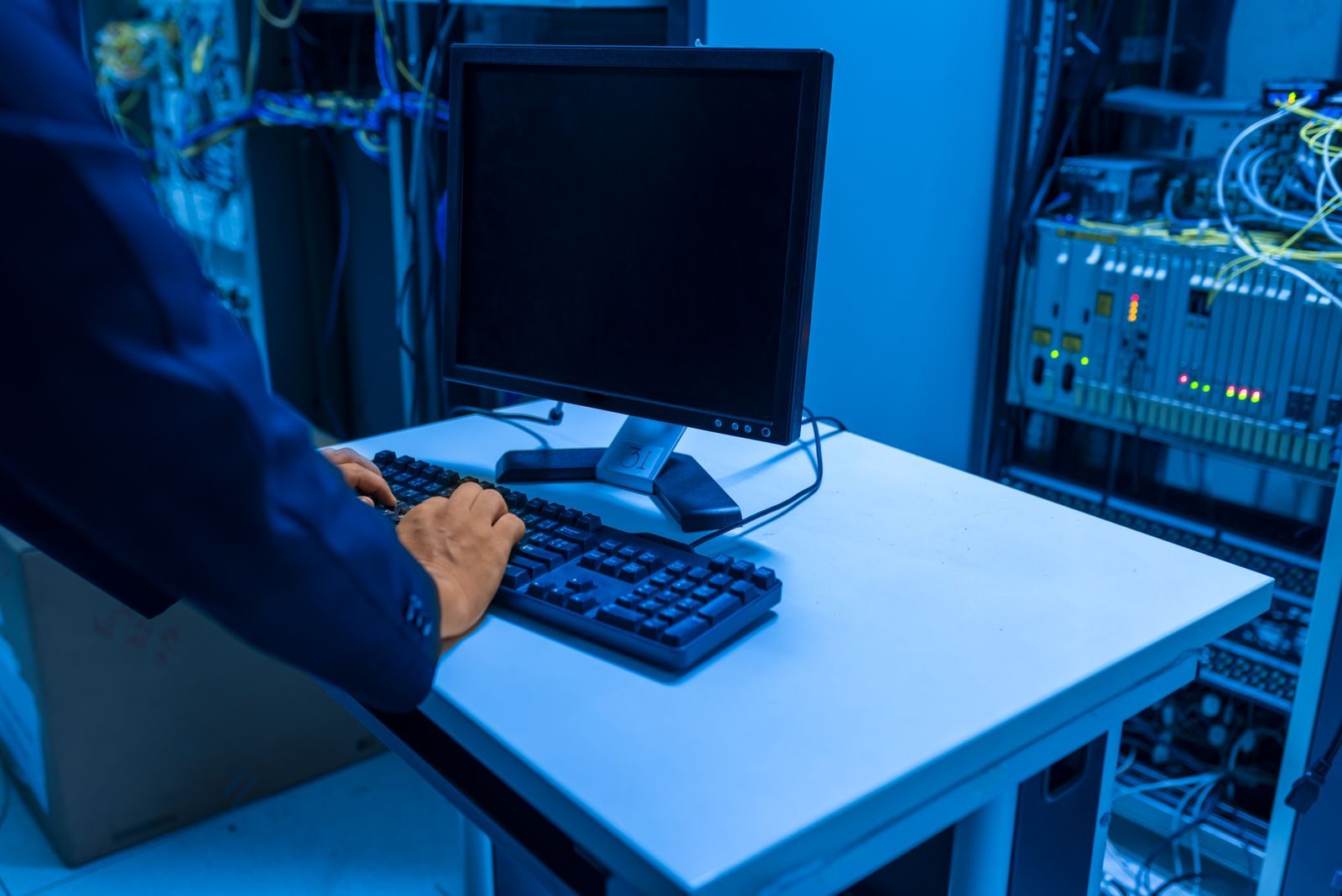 Corredor de um data center com racks de servidores iluminados