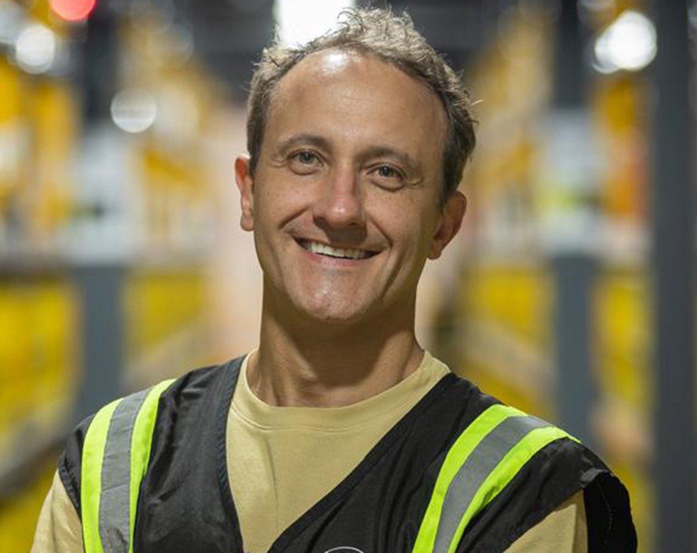 Luiz Vergueiro, diretor sênior de operações logísticas do Mercado Livre, de camisa clara em retrato de divulgação