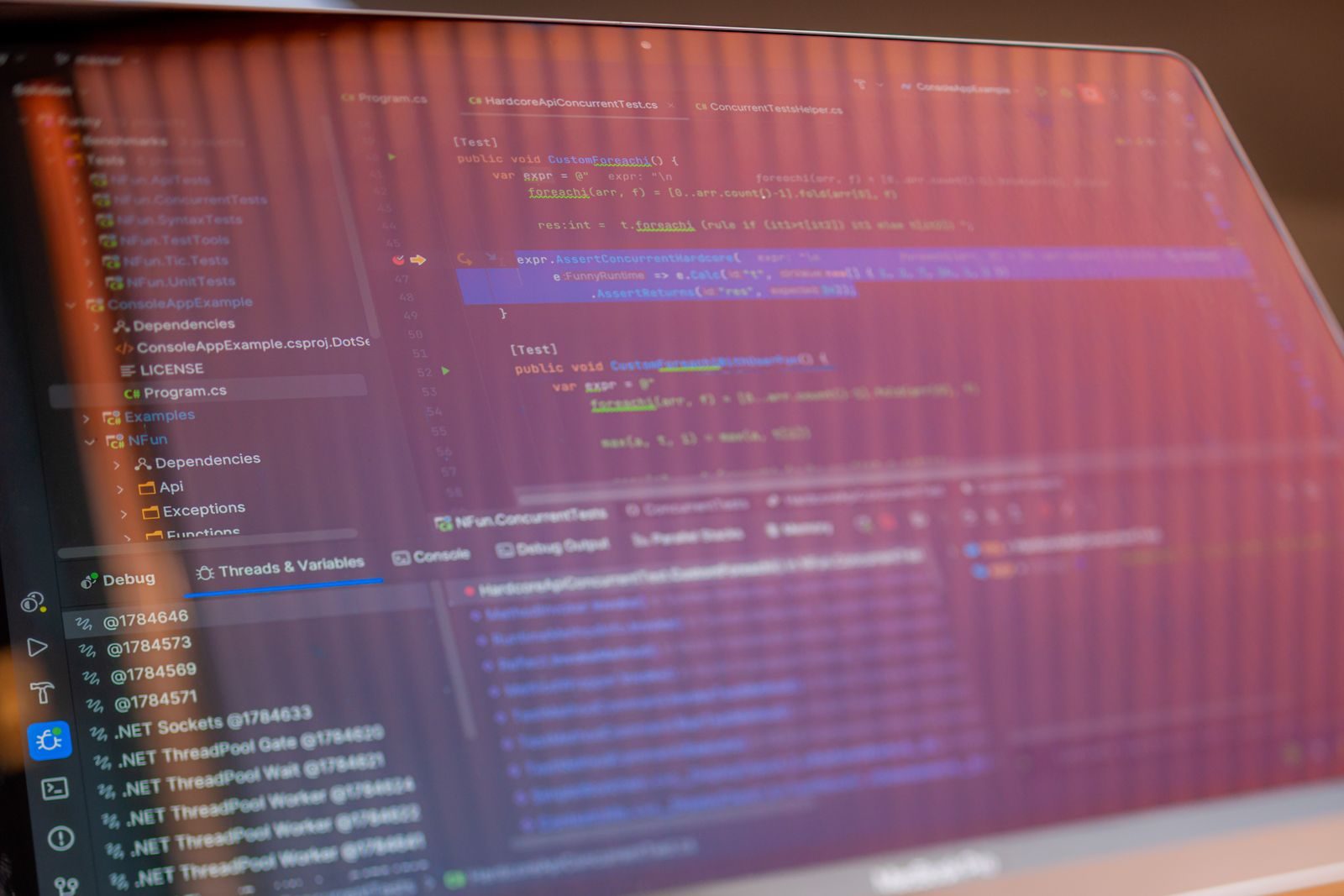 Desenvolvedores trabalhando com código em computadores
