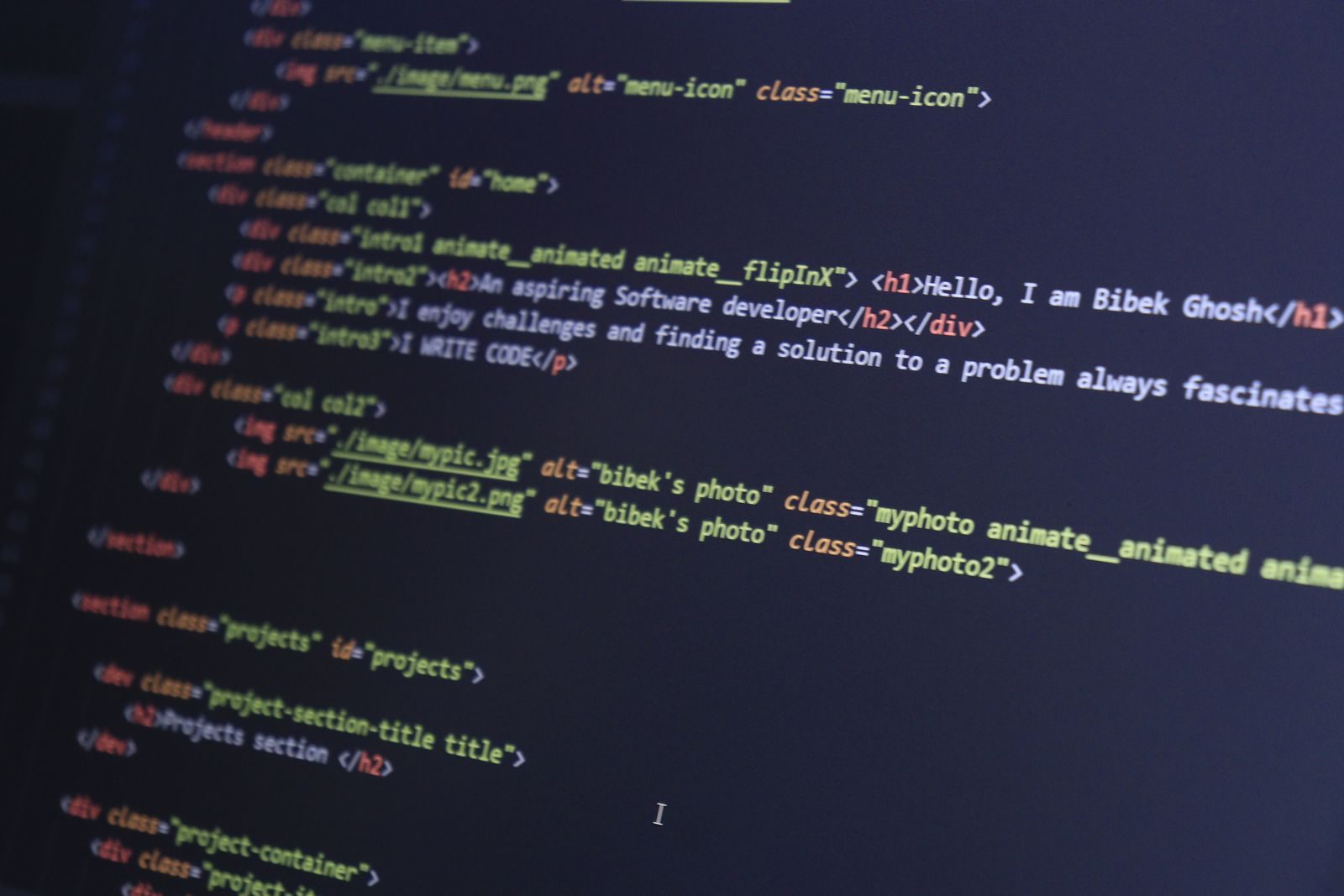 Tela de computador com código de um site