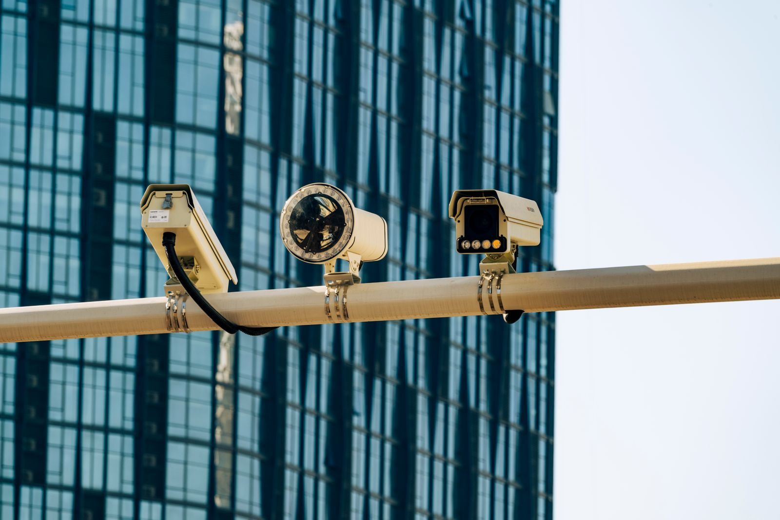 Câmeras de monitoramento em via pública de uma grande cidade
