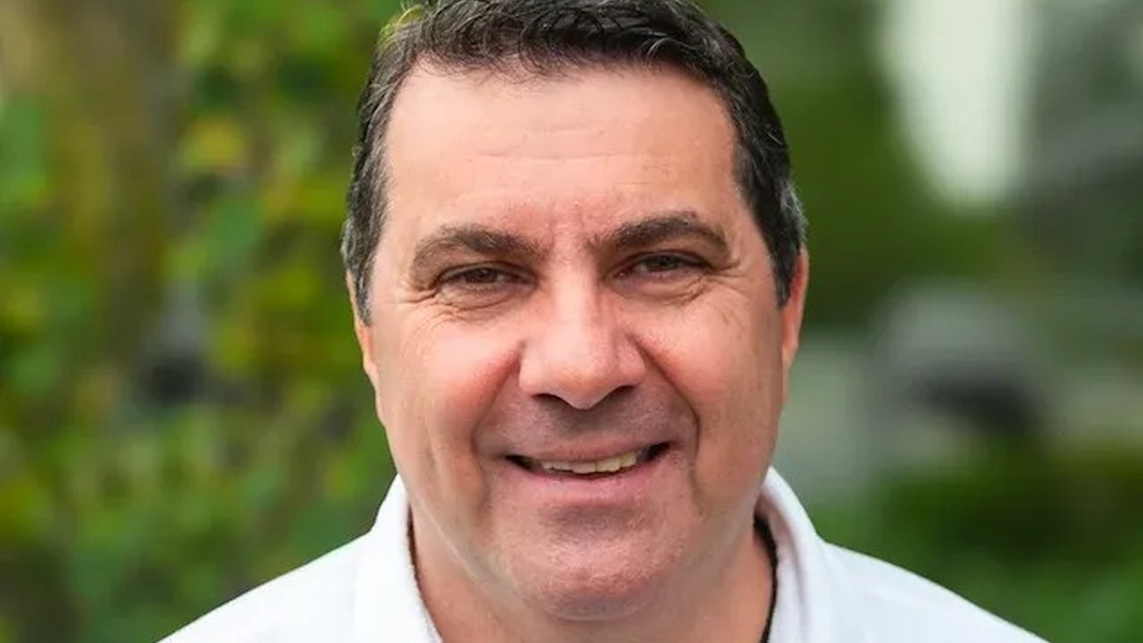 Rafael Mazzeo, Senior Operating Partner da Solen Software Group, de camisa branca com o logo da empresa