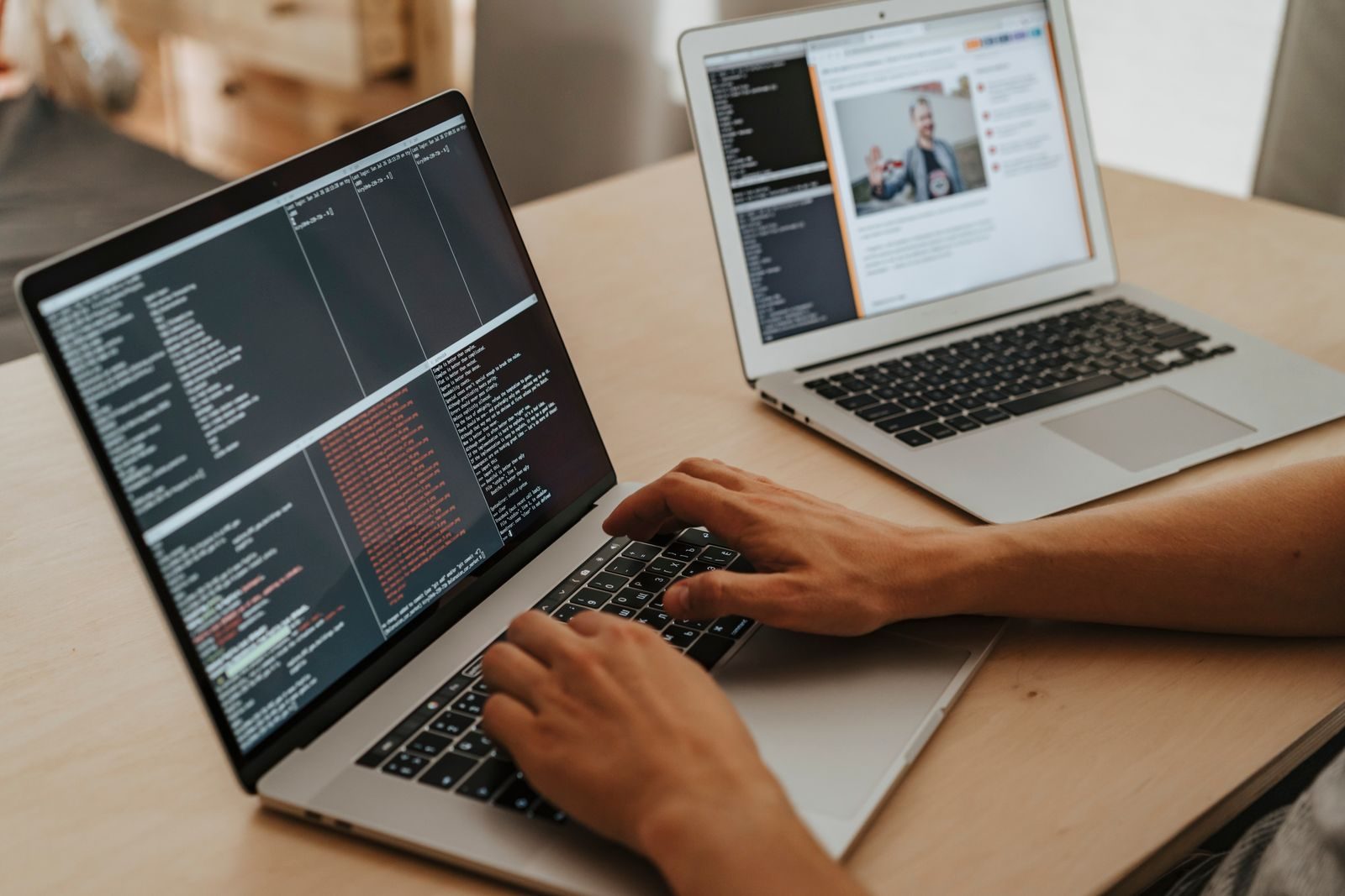Desenvolvedor de software trabalhando em um notebook com código na tela