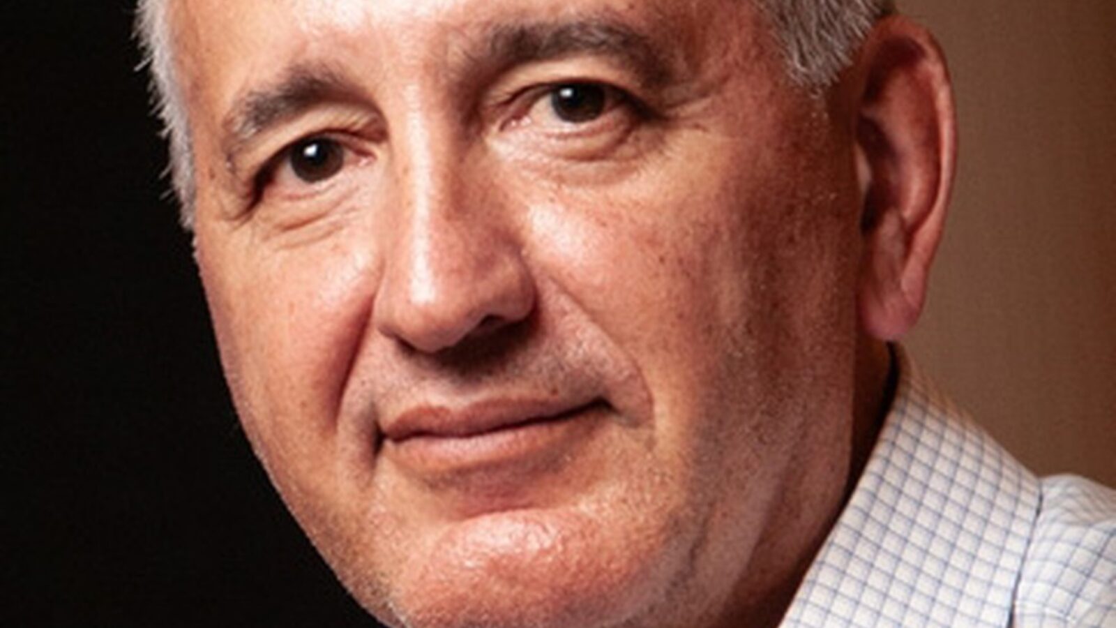 Marco Stefanini, fundador e CEO global da Stefanini, de paletó claro, em retrato de divulgação
