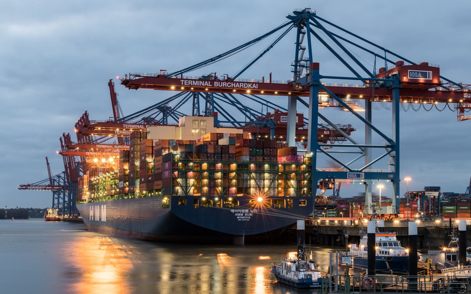 Contêineres em porto de carga, símbolo do comércio entre Brasil e Estados Unidos