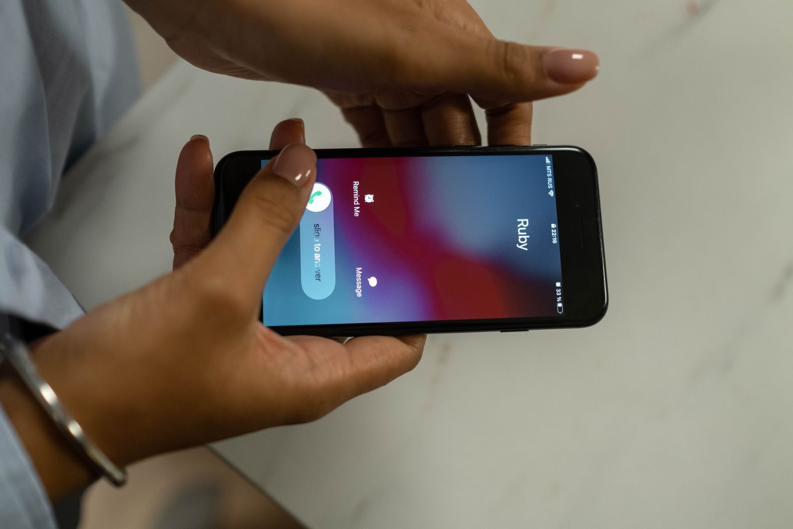 Celular Android exibindo uma chamada recebida
