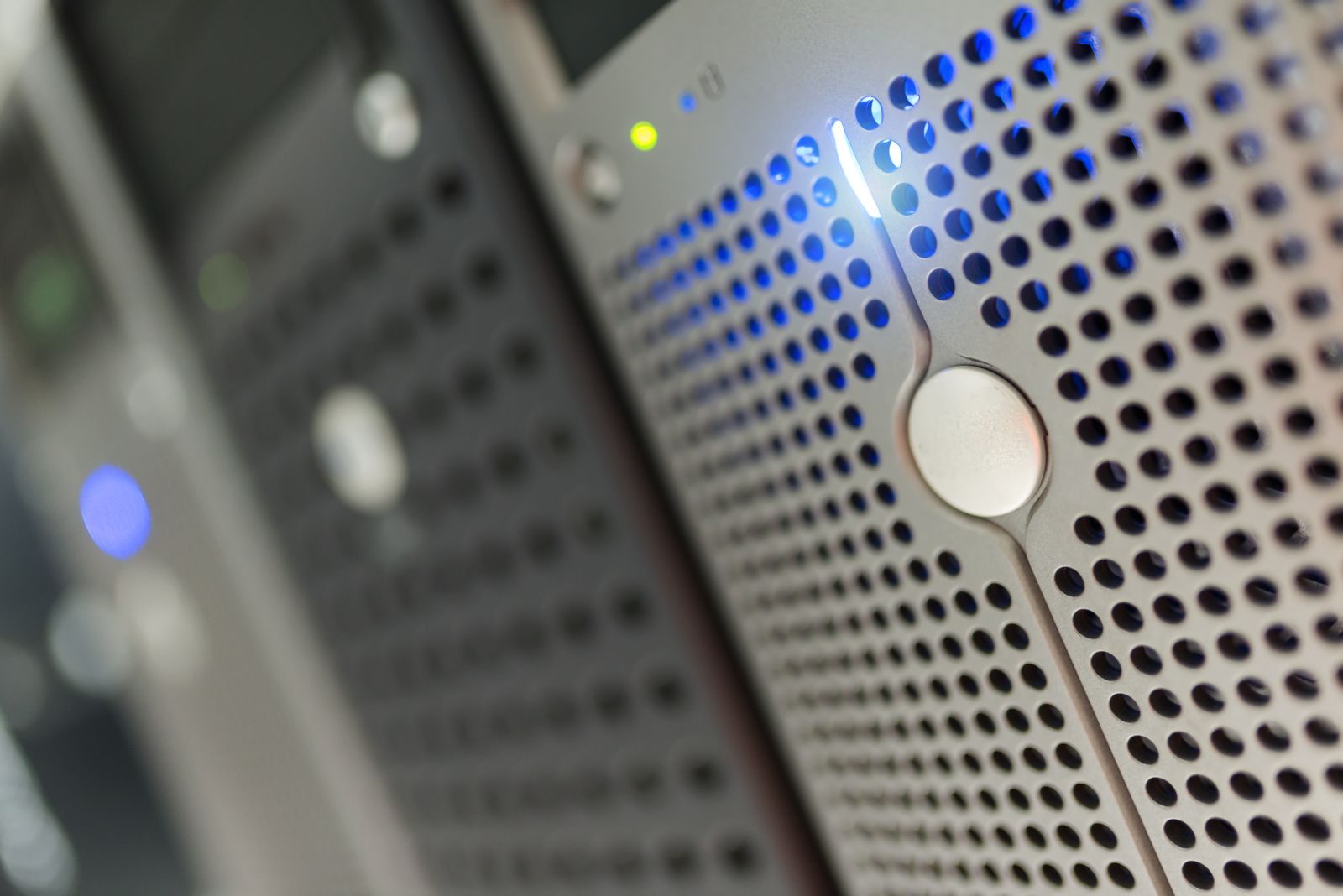 Servidores de data center usados para treinar e rodar modelos de inteligência artificial