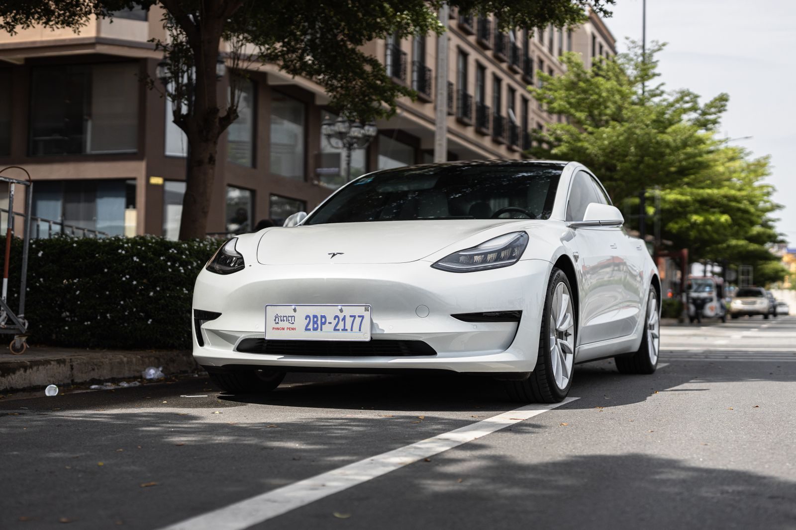 Carros elétricos da Tesla enfileirados em uma fábrica