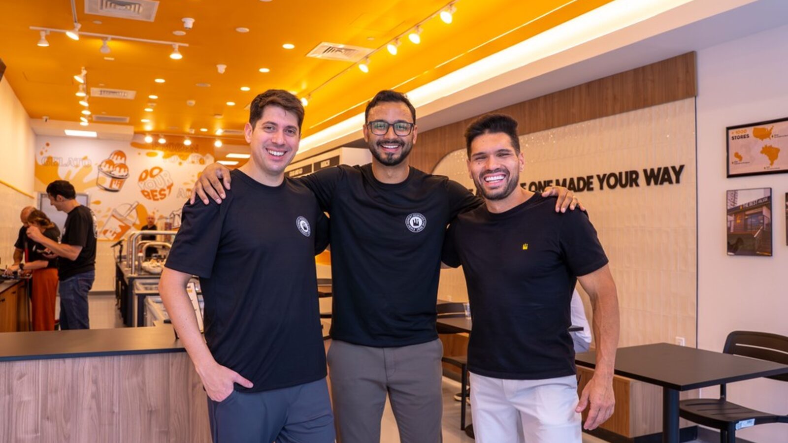 Sérgio Kendy, CEO da The Best Açaí, ao centro, com os cofundadores Mateus Queiroz e Mateus Bragatto, na loja da rede