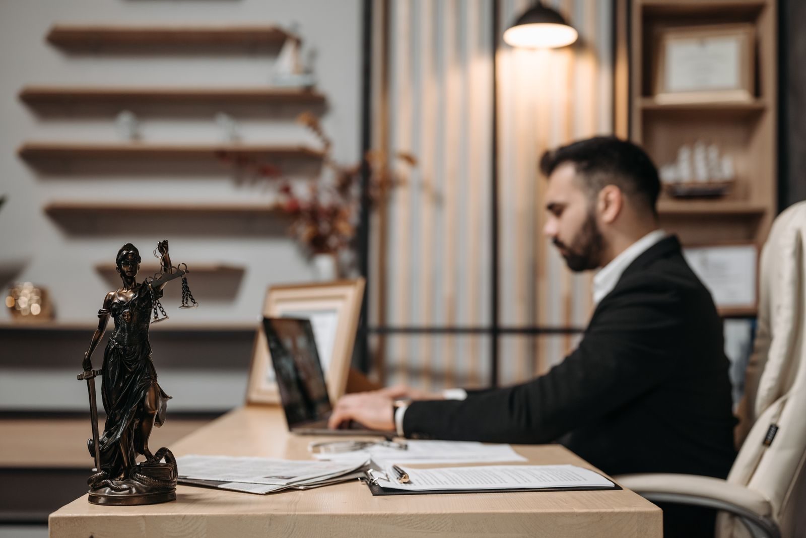 Advogado trabalhando em notebook em escritório de advocacia