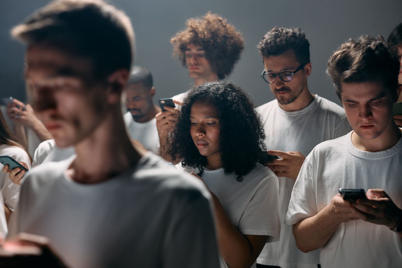 Pessoa usa smartphone em área de baixa renda no Brasil