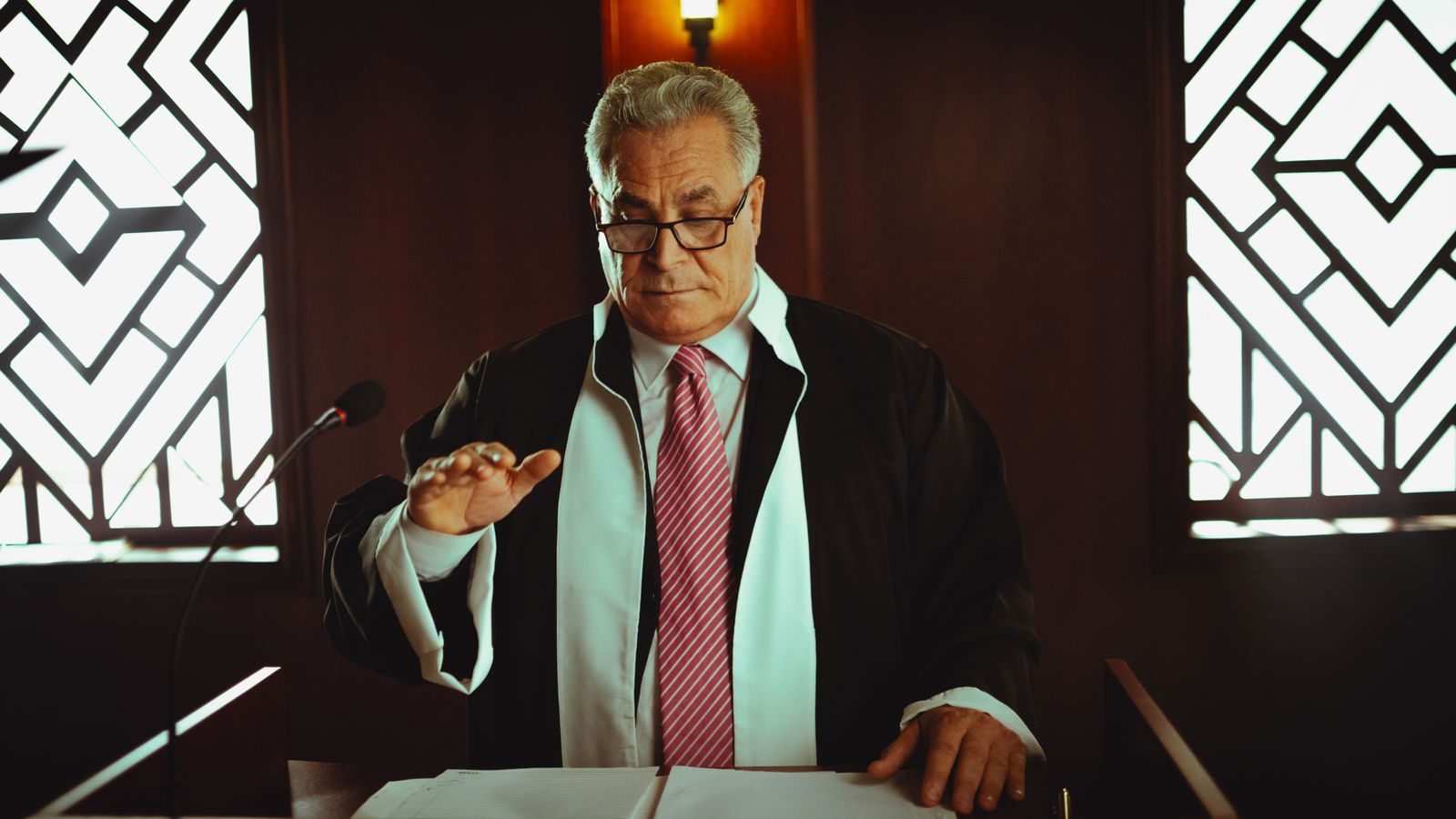 Plenário de tribunal eleitoral com ministros em sessão