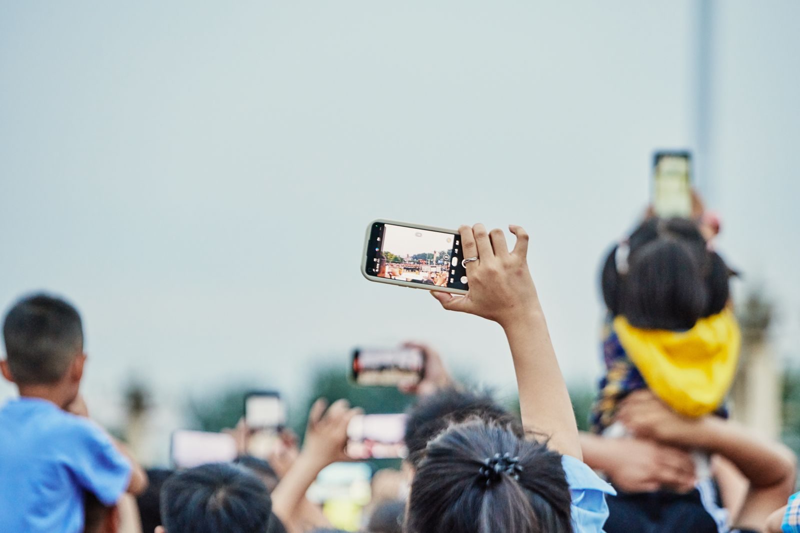 Celular com aplicativo de rede social aberto em tela de campanha eleitoral