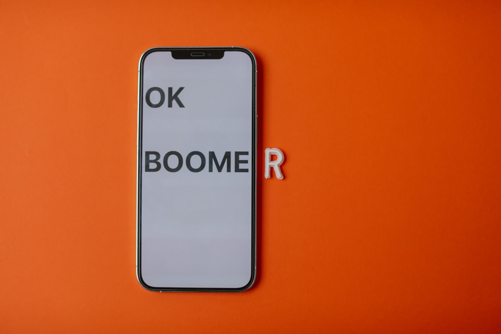 Celular exibindo redes sociais em contexto de eleição