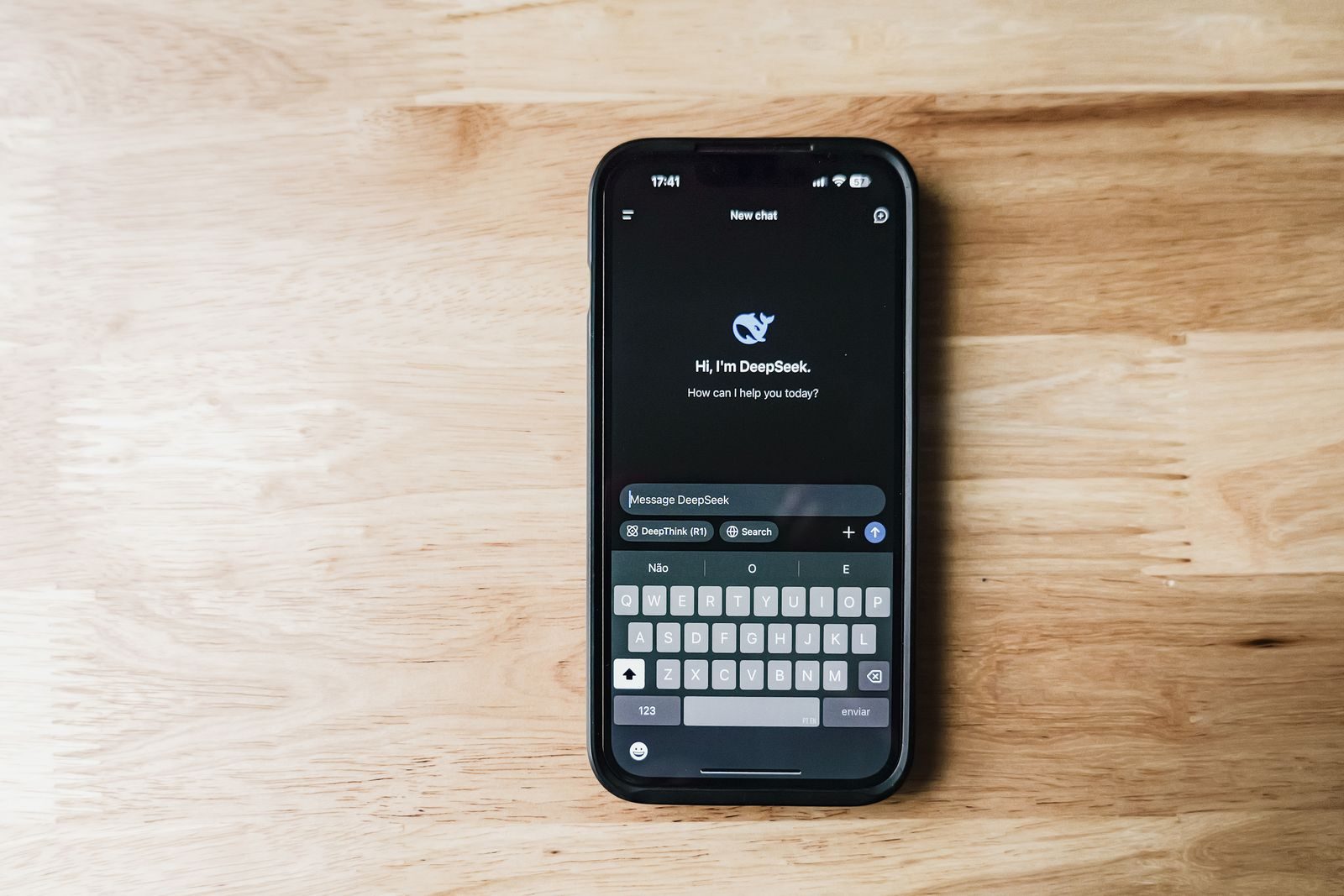 Tela de smartphone com aplicativo de chatbot de inteligência artificial aberto