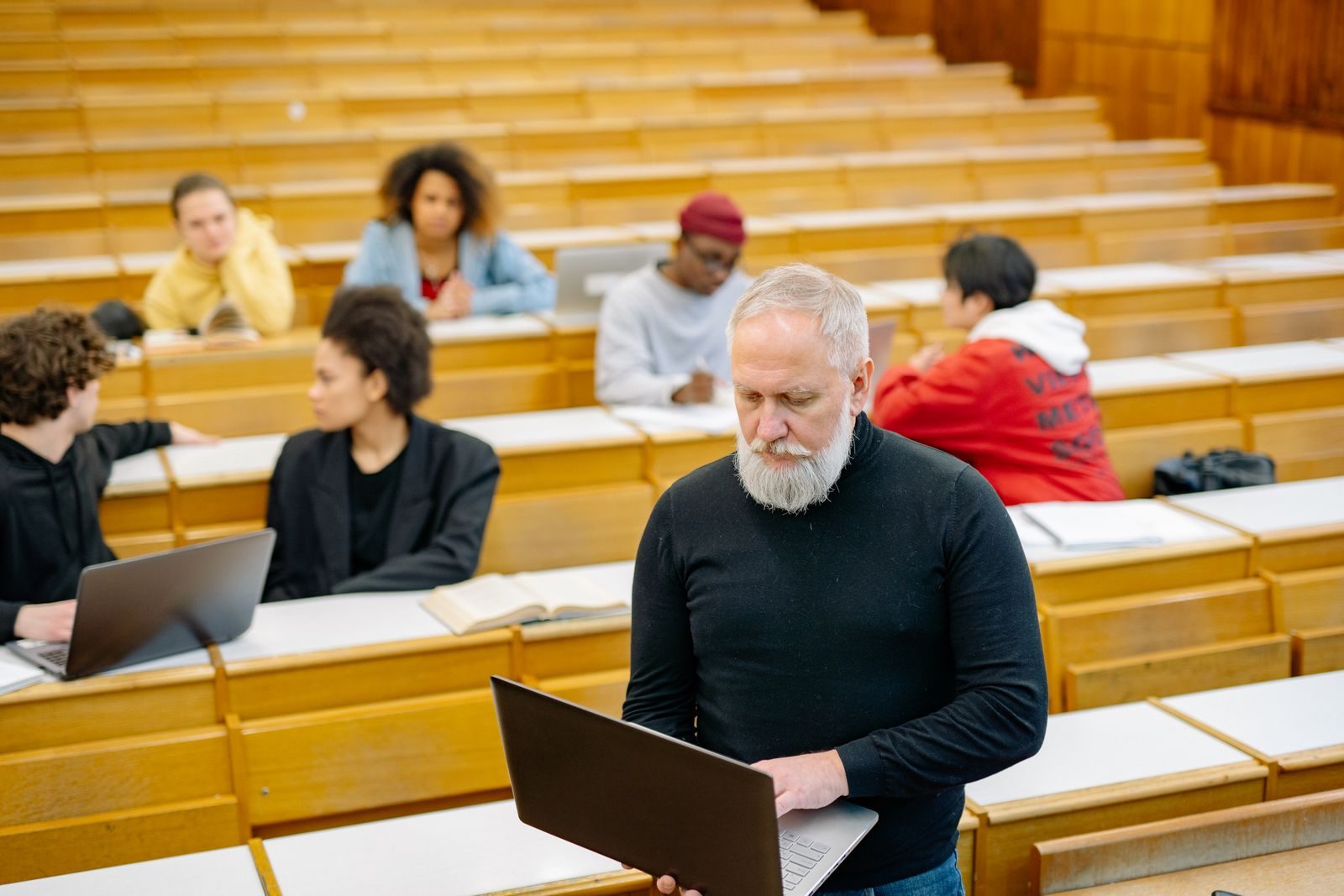 Estudante usando notebook em sala de aula universitária