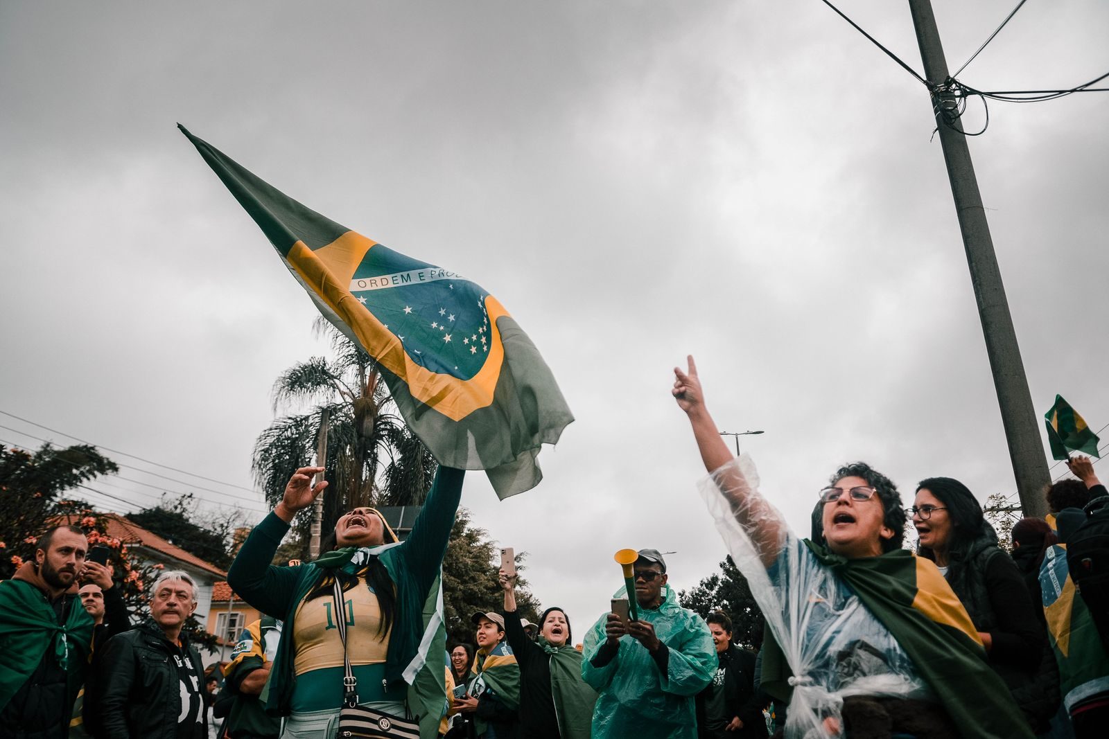 Multidão acompanha ato de campanha em avenida brasileira