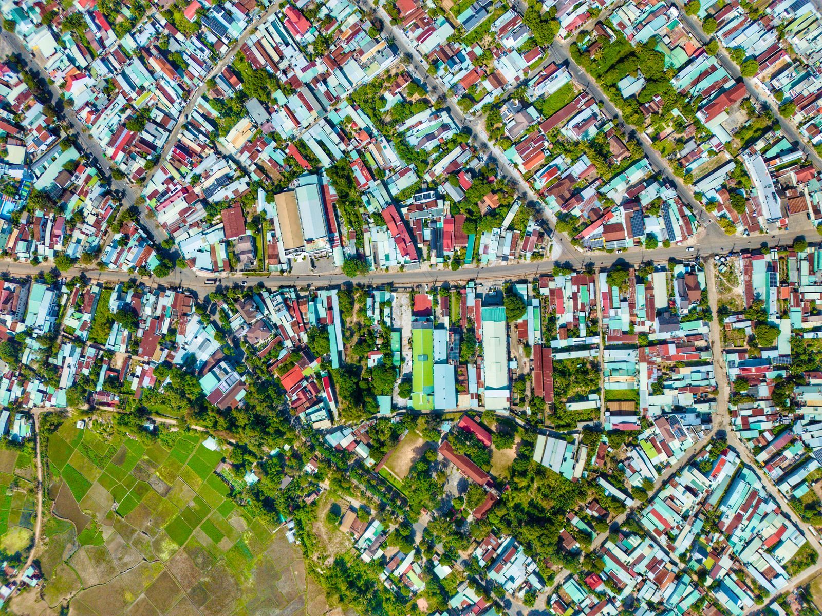 Mapa urbano com indicadores de calor e áreas verdes em uma grande cidade