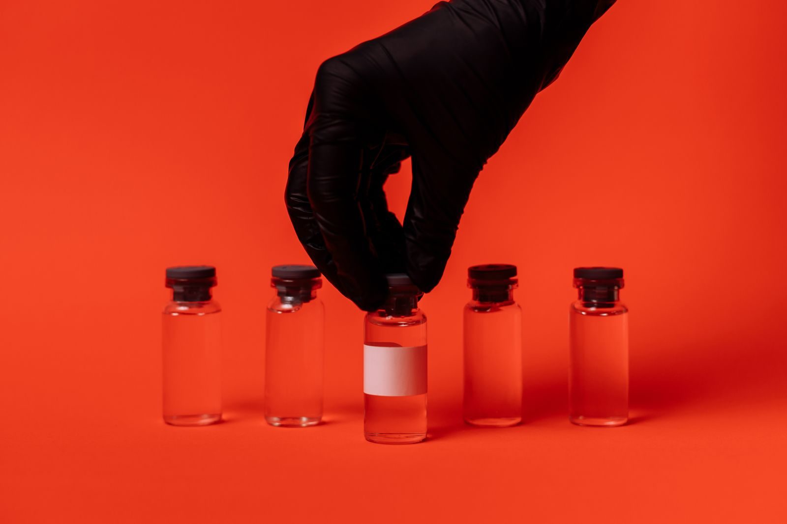 Pesquisador manipula amostras em laboratório de desenvolvimento de vacinas