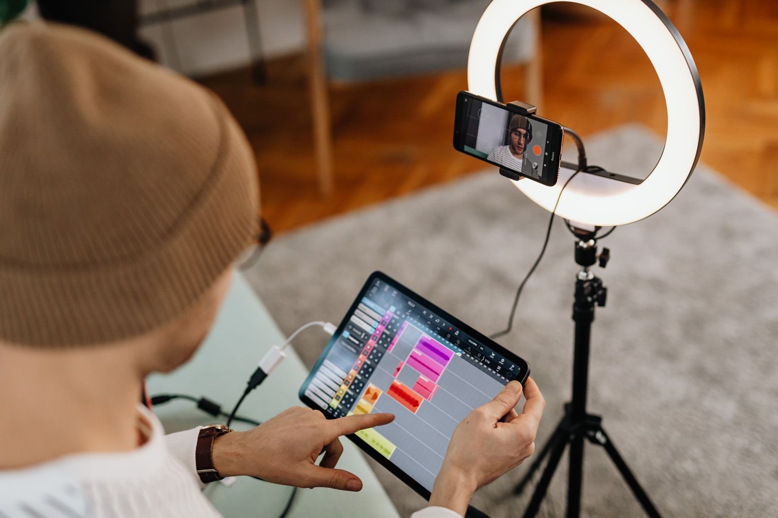 Pessoa edita um vídeo em um smartphone
