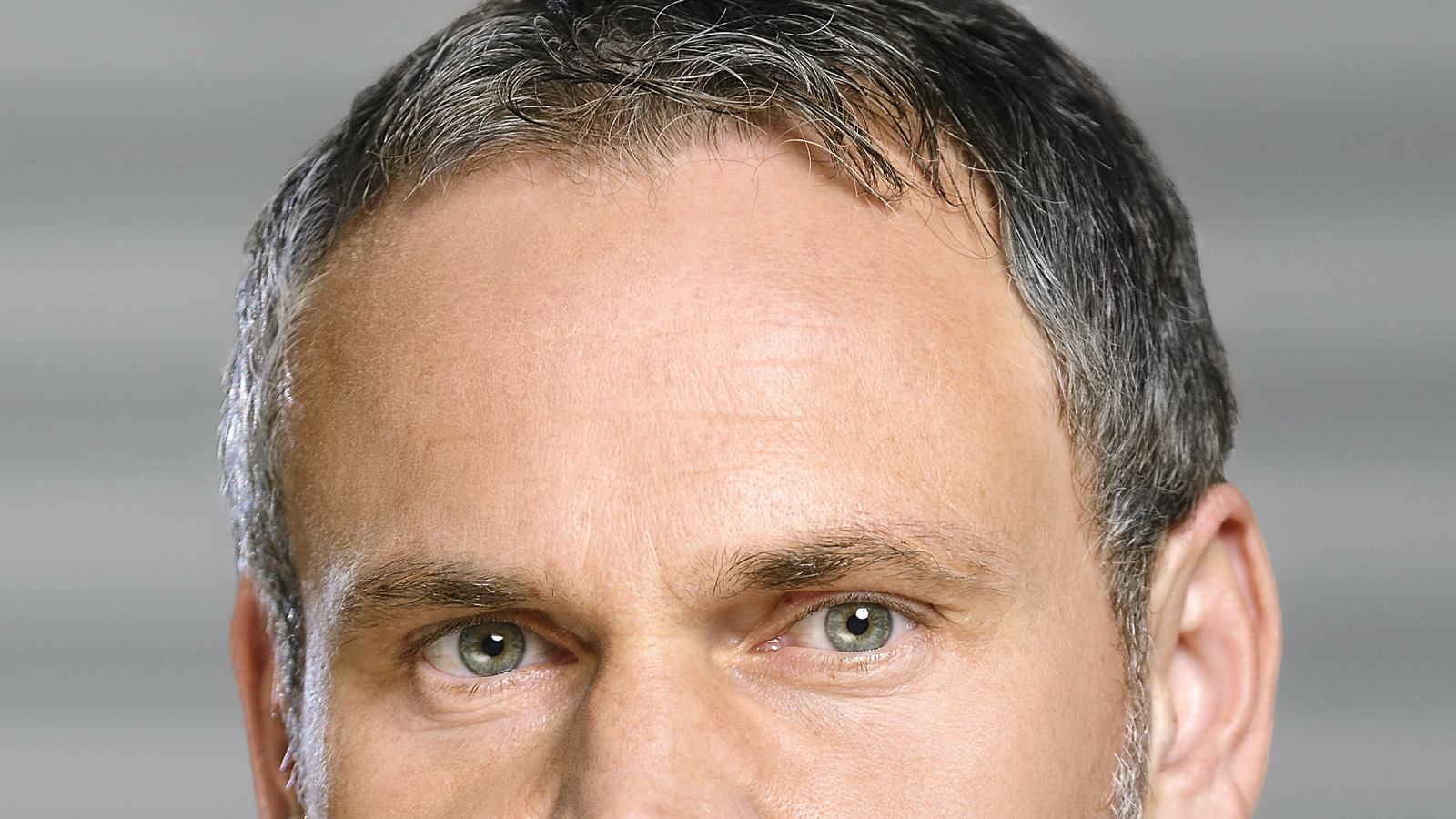 Oliver Blume, presidente-executivo do grupo Volkswagen, de paletó, em retrato de divulgação