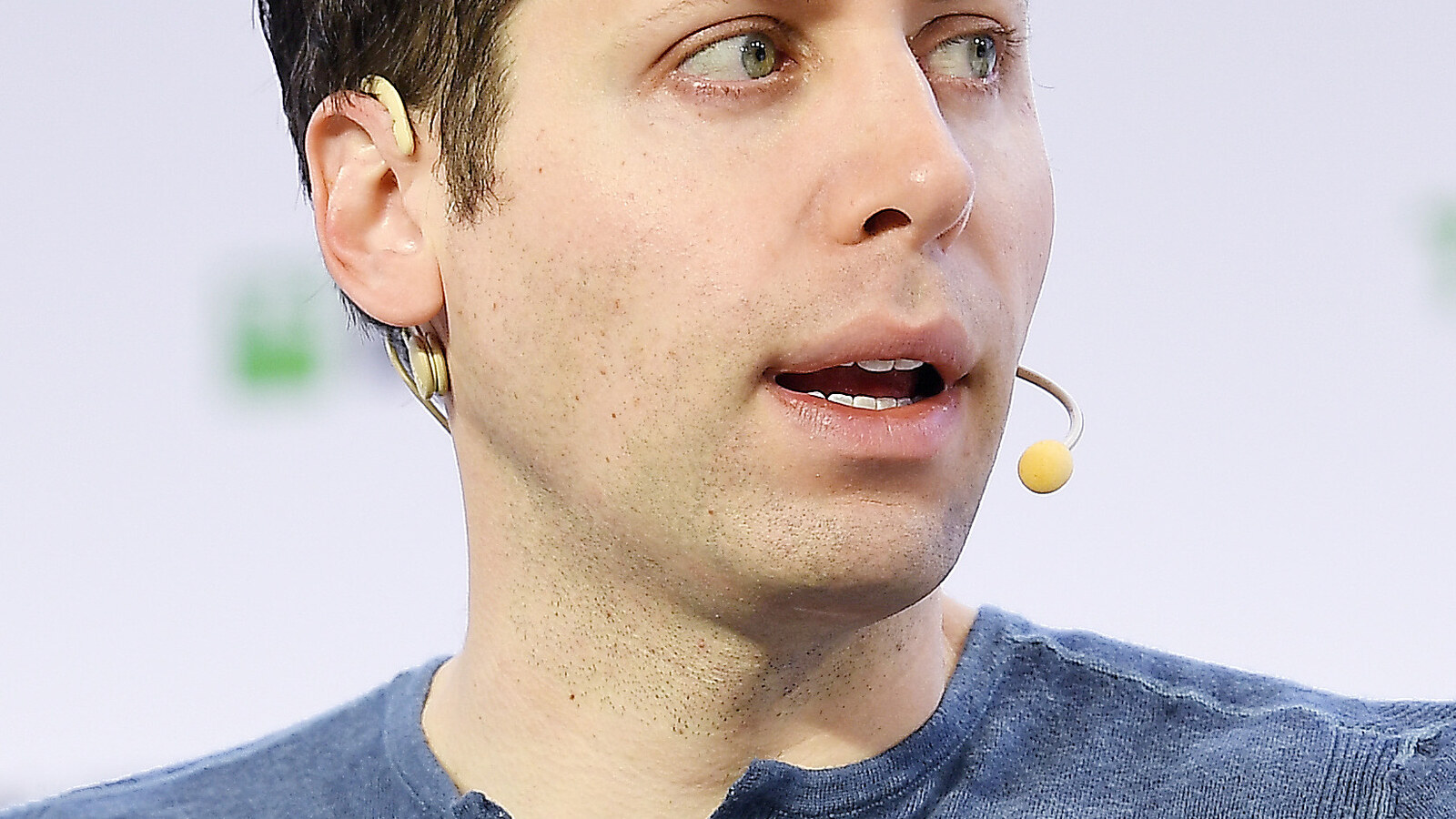 Sam Altman, CEO da OpenAI, fala em evento.