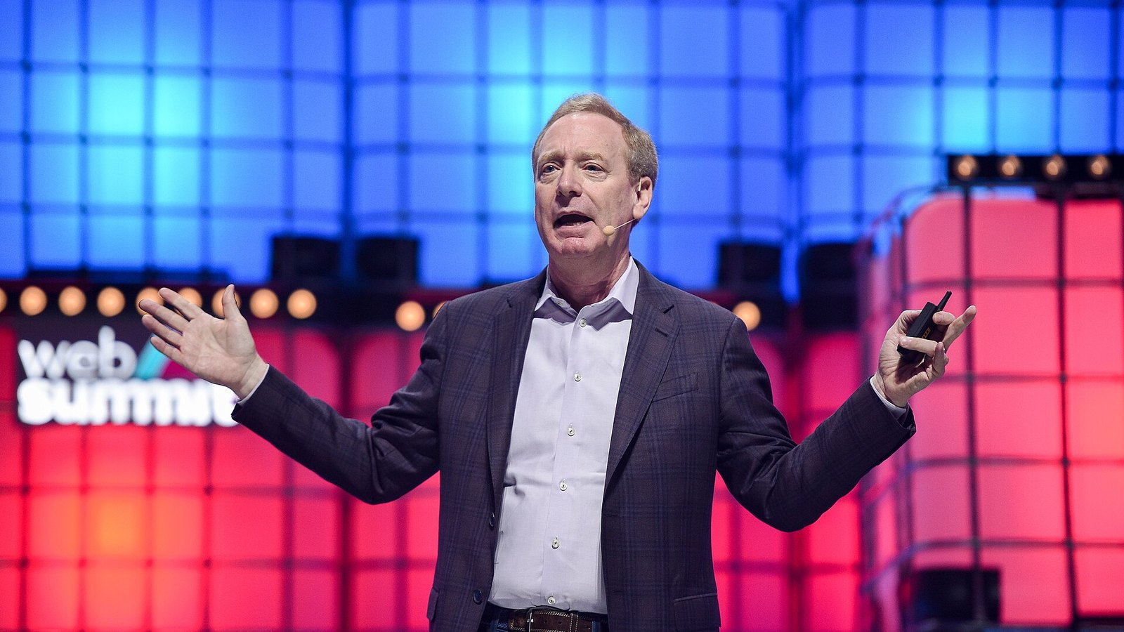 Brad Smith, presidente da Microsoft, durante evento