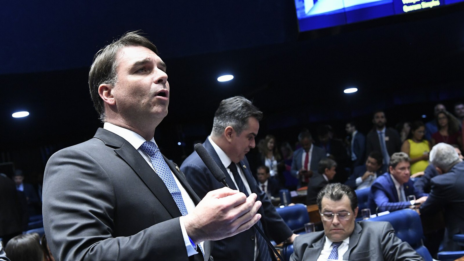 Flávio Bolsonaro durante entrevista à TV Globo