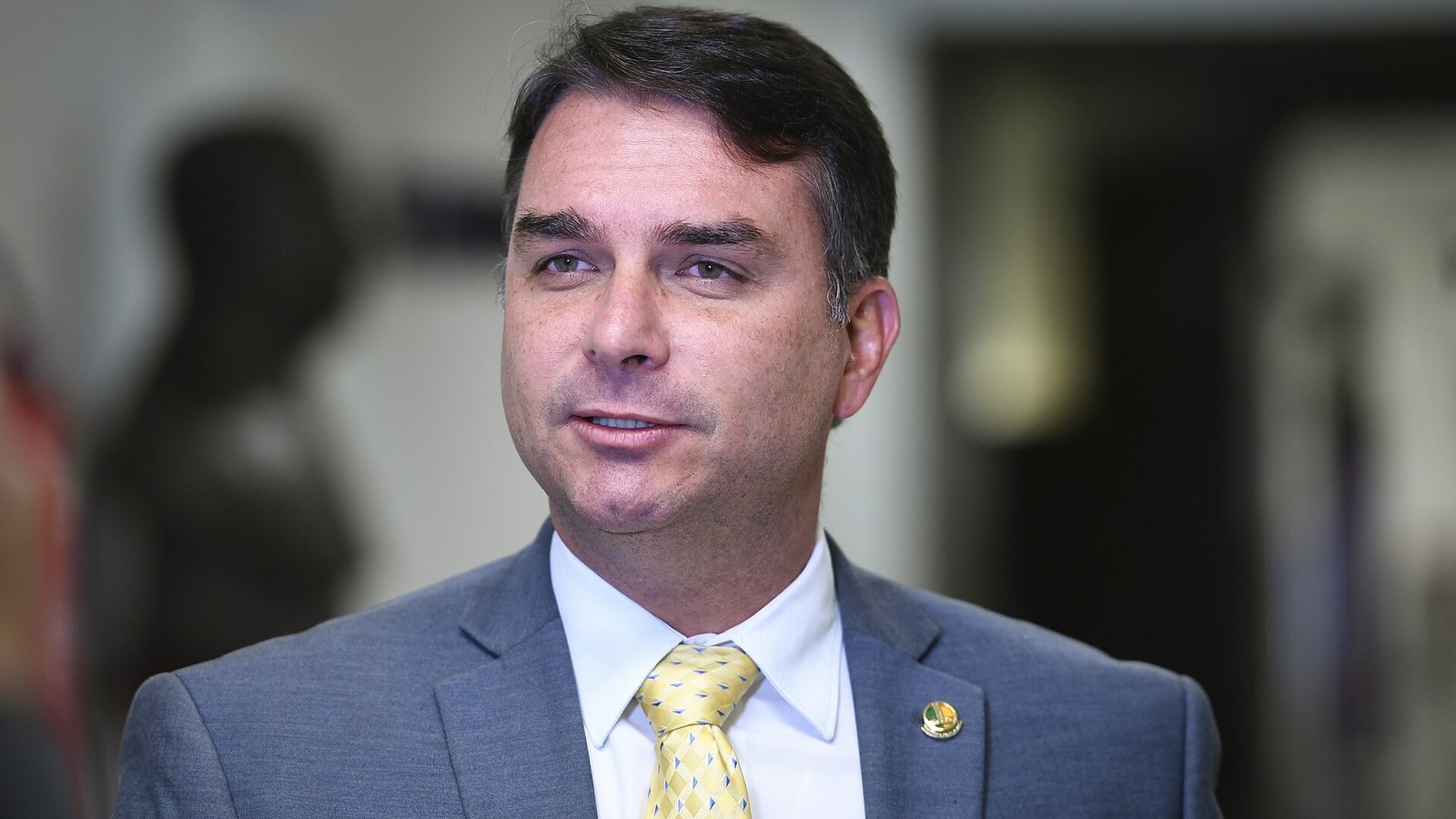 Flávio Bolsonaro durante entrevista a jornalistas