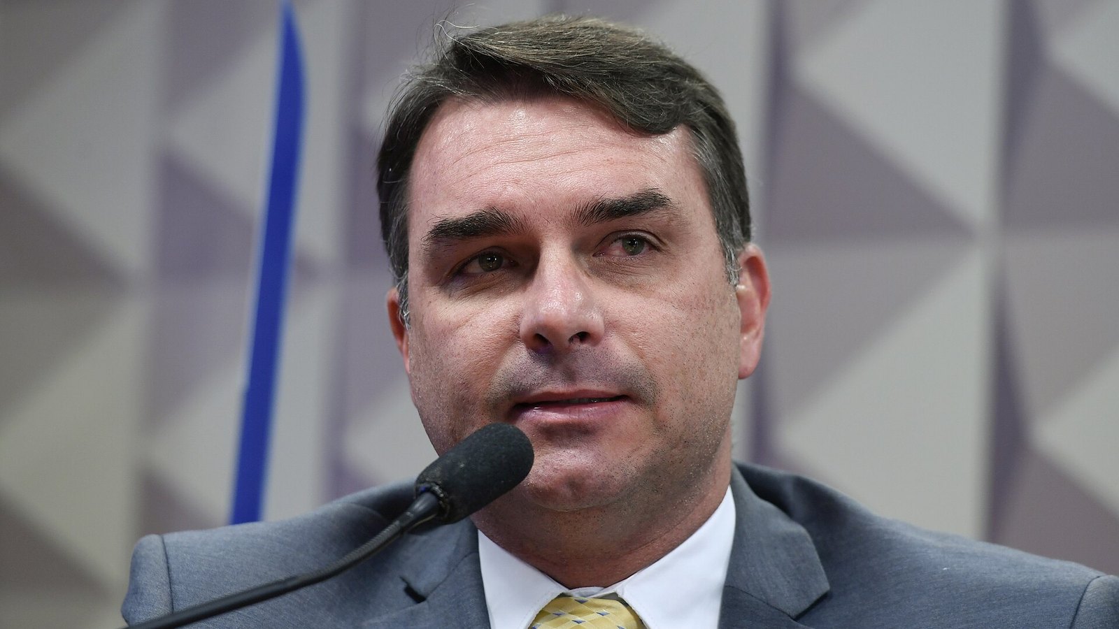 Flávio Bolsonaro durante declaração a jornalistas em Brasília