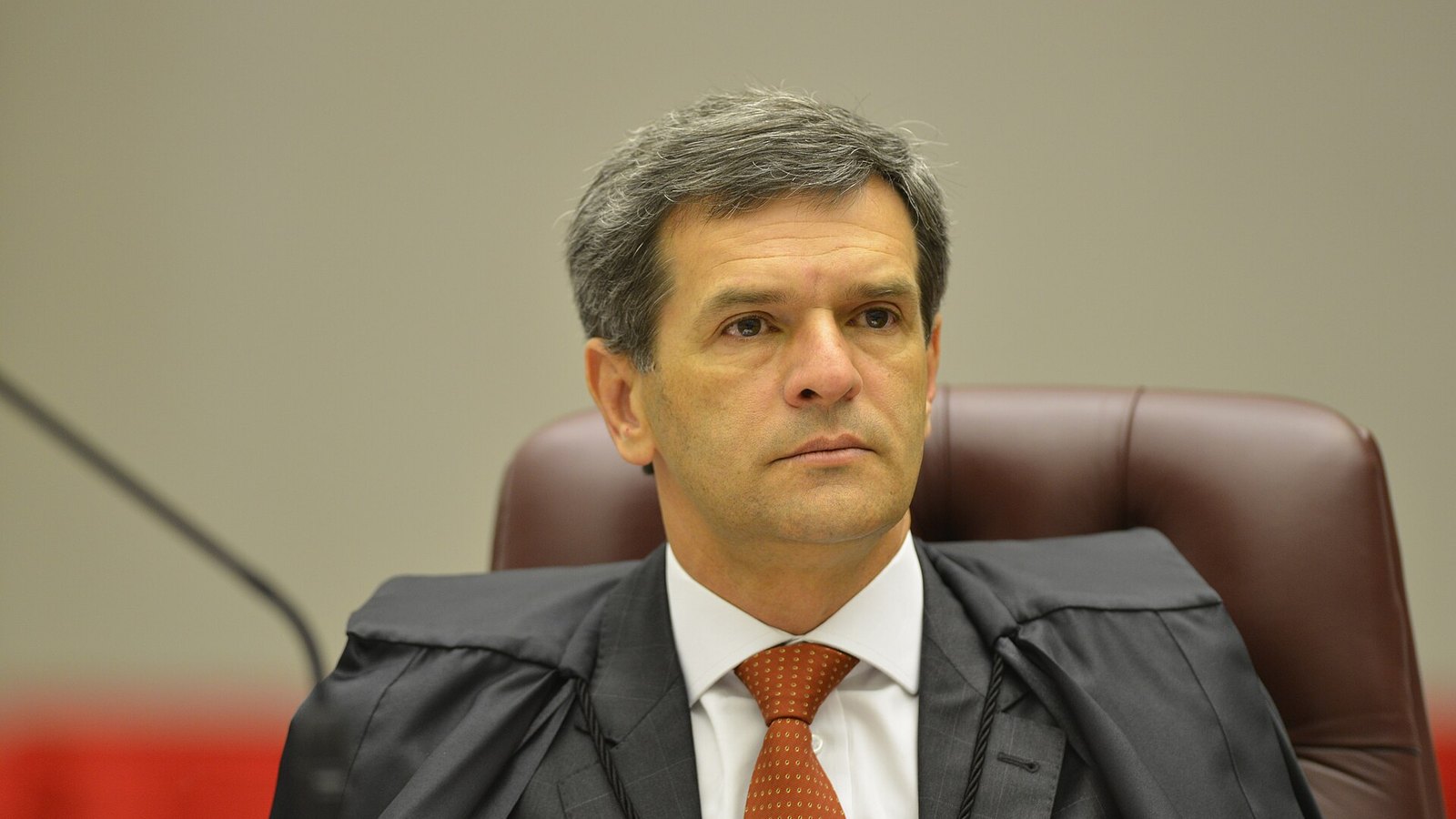 Celular exibindo redes sociais durante a campanha eleitoral