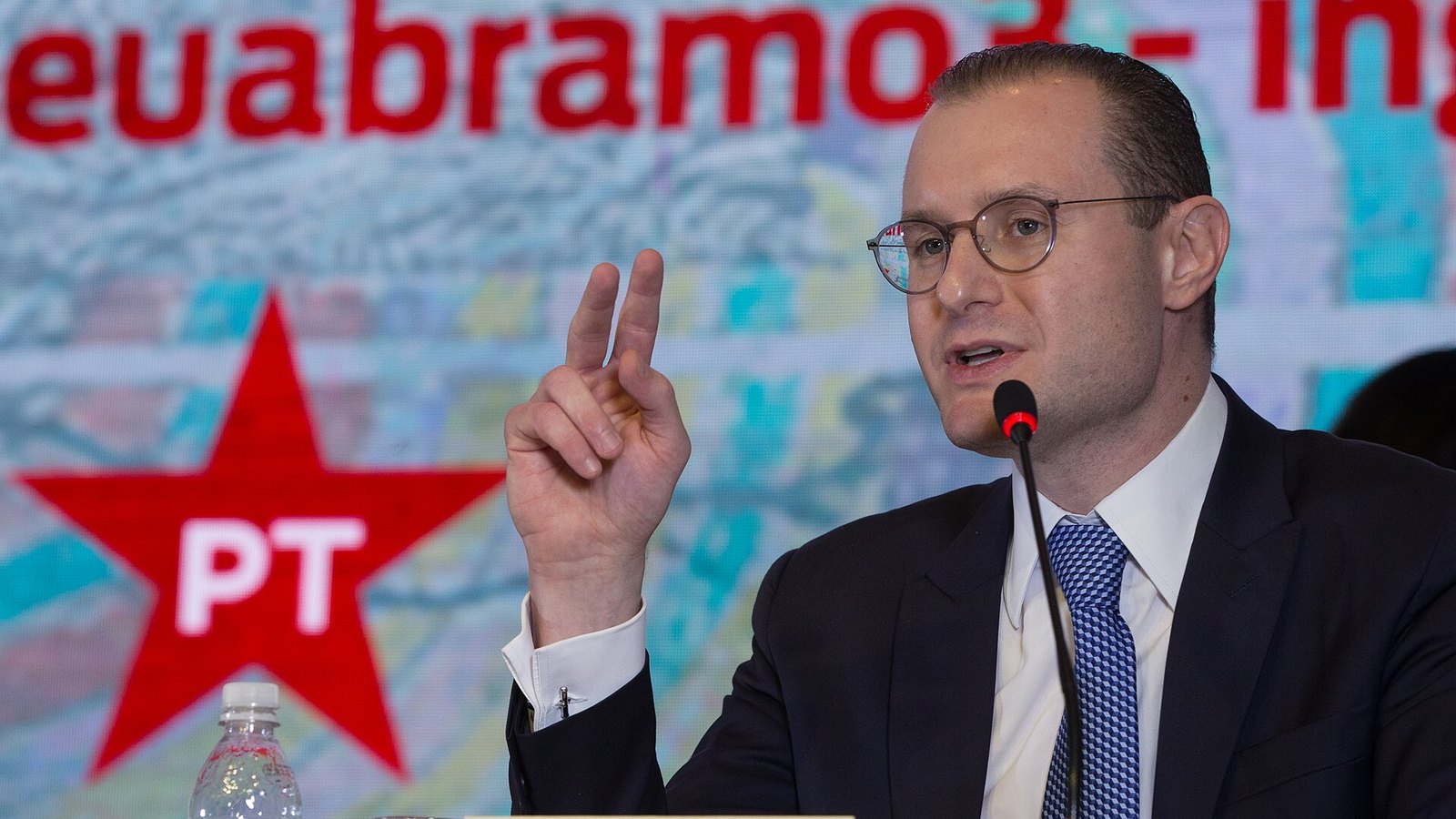 Urna eletrônica em seção eleitoral durante o segundo turno