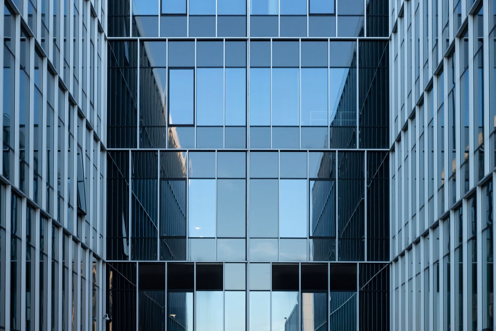 Fachada de edifício corporativo envidraçado