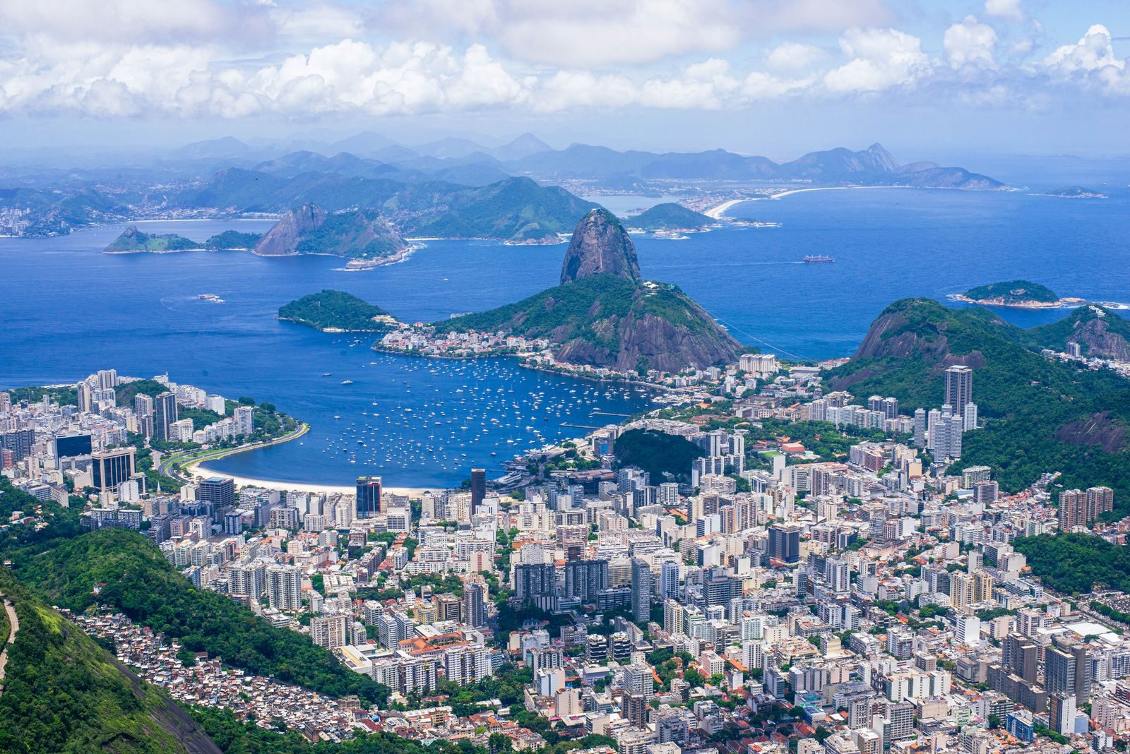 Vista aérea do Rio de Janeiro com o Pão de Açúcar